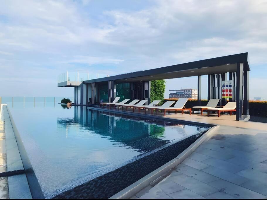 2 Bed Excellent Location Infinity Pool Apartment *